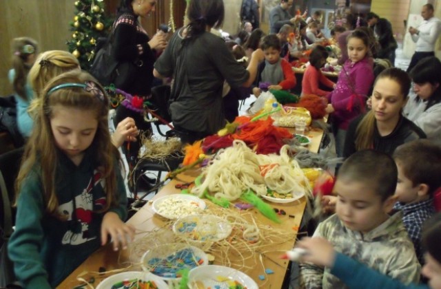 Близо 300 деца изработиха сурвачки пред кабинета на кмета на В. Търново