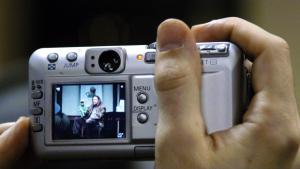 Потрепване на образа разкрива кой е държал камерата