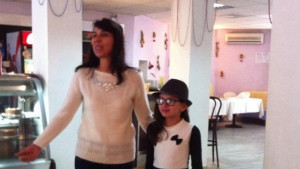 Занаятчии продават свои изделия и събират пари за деца в