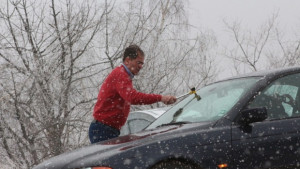 Жълт код за сняг вятър и поледици в цялата страна