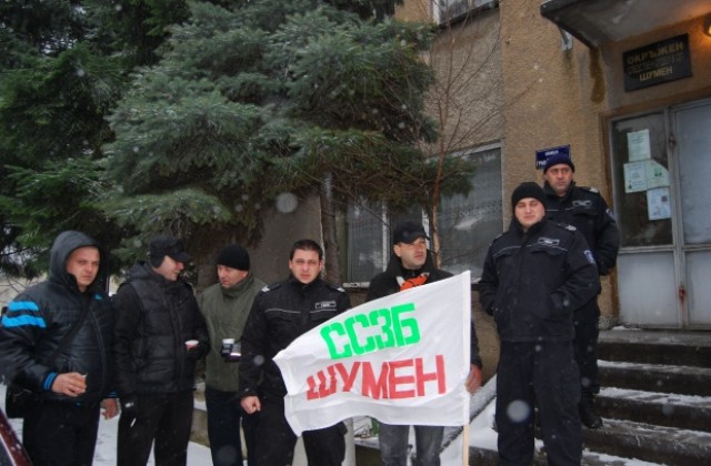 Шуменските надзиратели излязоха на мълчалив протест