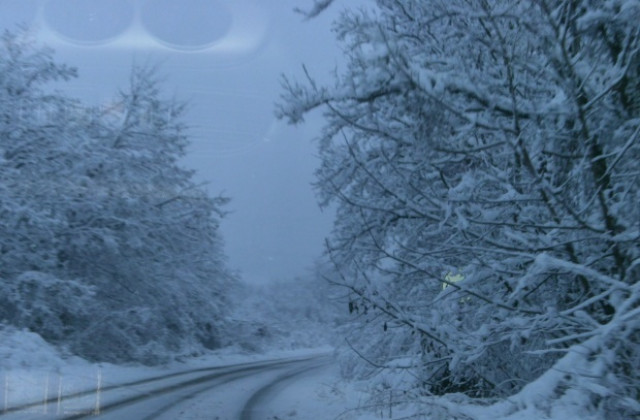 Два пътни участъка в общината затворени, 4 села без ток