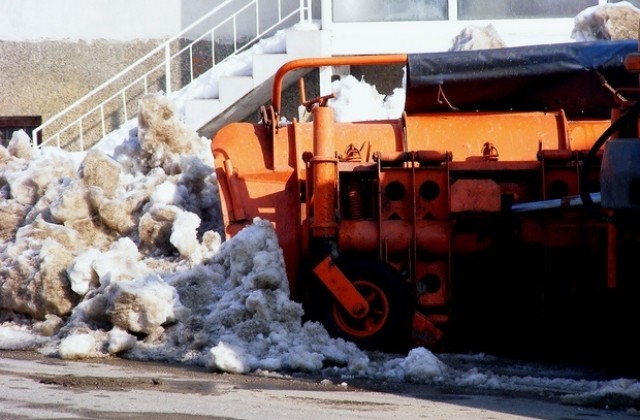 Чистят от снега и вътрешнокварталните улици в столицата