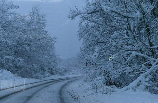 Затворени пътища и селища без ток заради снега