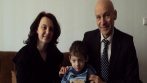 Областният управител Добри Беливанов занесе подаръци на 4годишния Алекс