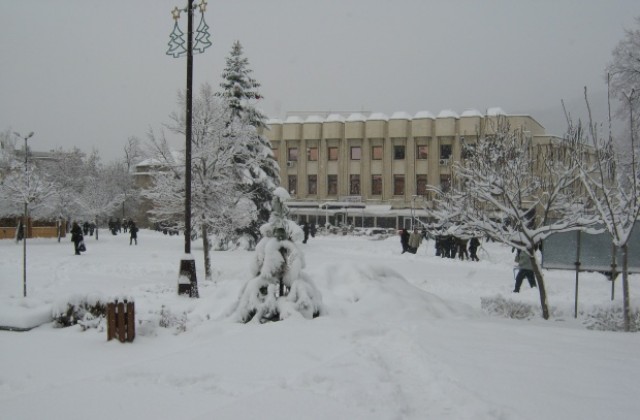 В зимното почистване в Дупнишко се включи и техника на ВиК-Дупница