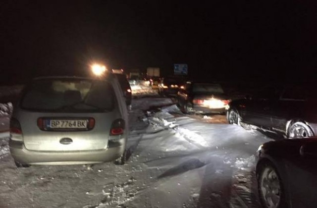 Закъсали автомобили по пътя за Бяла Слатина