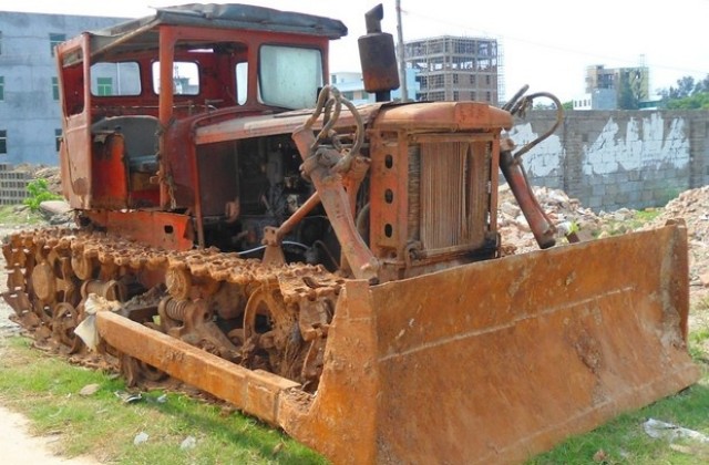 Тежки машини рушат старите сгради на бургаската дивизия заради „Бургас Арена”