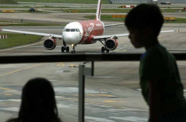 Пилотска грешка причинила трагедията със самолета на AirAsia, твърди експерт