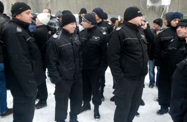 Надзиратели от цялата страна излязоха отново на мълчалив протест