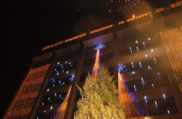 Старозагорци посрещат Нова година пред общината с  „Авлигите“