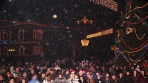 Много хора танци и забавни игри в Новогодишната нощ на