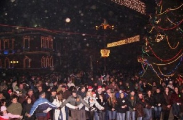 Много хора, танци и забавни игри в Новогодишната нощ на площад Велбъжд