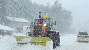 Глобиха снегопочистваща фирма заради блокираните автобуси с деца на Витоша