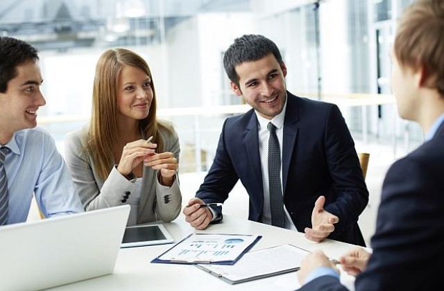 От днес минималната работна заплата става 360 лева