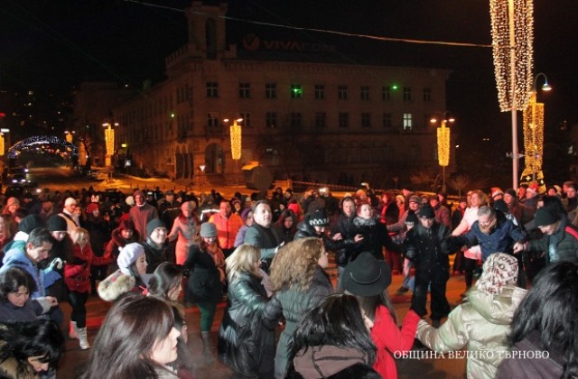 С лазерно шоу и пищна заря Велико Търново отпразнува Новата година