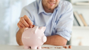 Кога портфейлът ни изтънява наймного и как да спестим повече