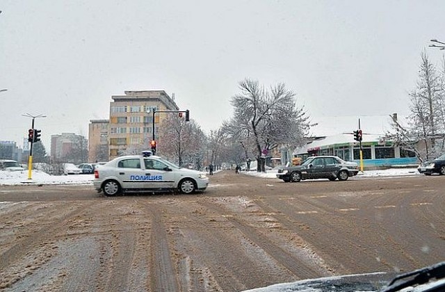 Пътните настилки са мокри, заснежени и заледени
