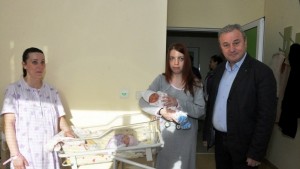 Новородени в ловешката болница получиха подаръци от кмета
