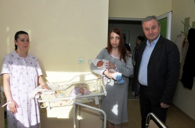 Новородени в ловешката болница получиха подаръци от кмета
