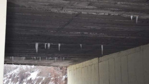 Опасни ледени висулки на моста на бул Априлско въстание