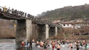 Десетки смелчаци скачат в ледени води за богоявленския кръст