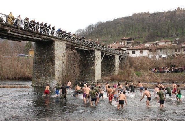 Десетки смелчаци скачат в ледени води за богоявленския кръст