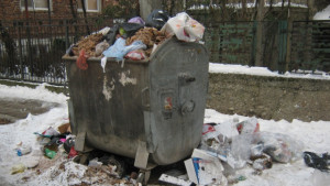 Препълнени с отпадъци контейнери в Дупница