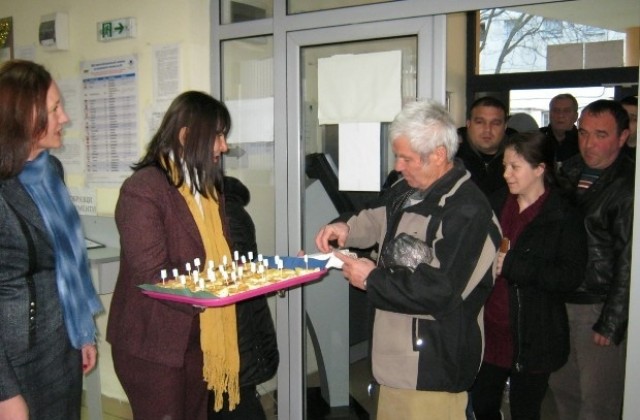 Черпиха с баница в офисите на НАП за старта на данъчната кампания