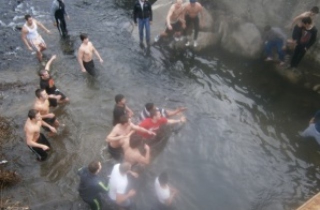 В Дупница хвърлят Богоявленския кръст при Наковия мост