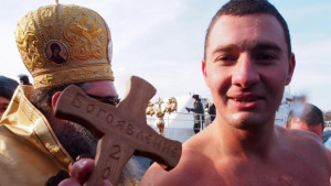 Студент атеист извади Богоявленския кръст във Варна