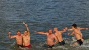 Военен извади кръста на Богоявление в Пловдив
