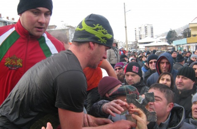 27- годишният Борислав Георгиев извади Богоявленския кръст в Дупница