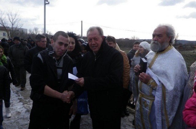 За втора година Желязко Петров извади кръста от река Поповска в Болярово