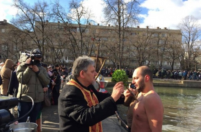 27-годишен извади кръста в Стара Загора