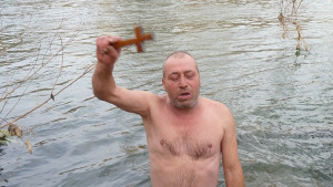 Строител спаси Богоявленския кръст в Мездра