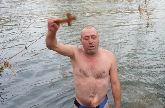 Строител „спаси” Богоявленския кръст в Мездра