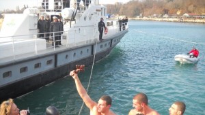 Смелчаци извадиха богоявленските кръстове от ледени води