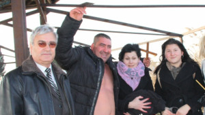 Само двама смелчаци се хвърлиха за кръста в Гълъбово