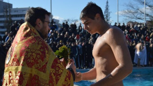 Ученик извади кръста в Сандански
