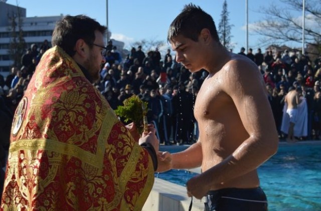 Ученик извади кръста в Сандански