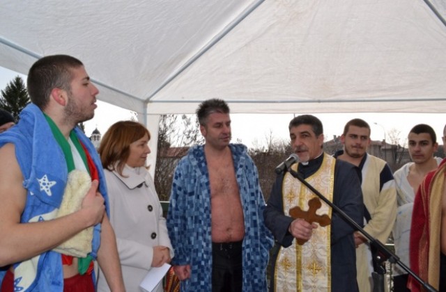 Ученик извади кръста в Казанлък