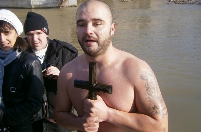27-годишният Венислав Тодоров от Плевен извади кръста от водите на река Вит