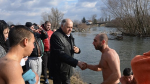 Треньор по футбол извади кръста в Самуилово