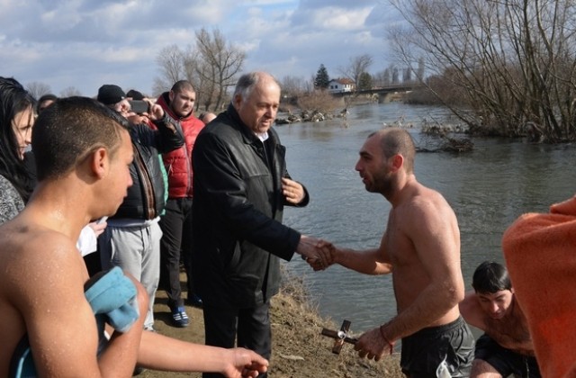 Треньор по футбол извади кръста в Самуилово