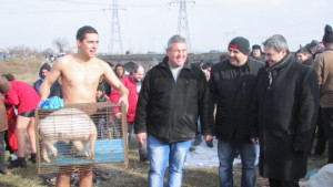 С живо прасе дариха мъжа извадил кръста край Първомайци СНИМКИ