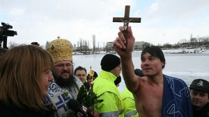 Денис Белов извади кръста от езерото в жк Дружба