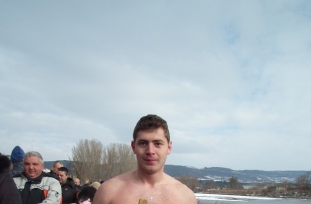 Николай Калфов извади Богоявенския кръст от река Росица