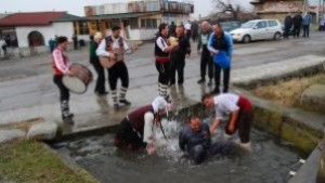 Къпят булки за здраве в карловския квартал Сушица