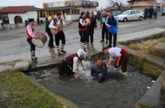 Къпят булки за здраве в карловския квартал Сушица